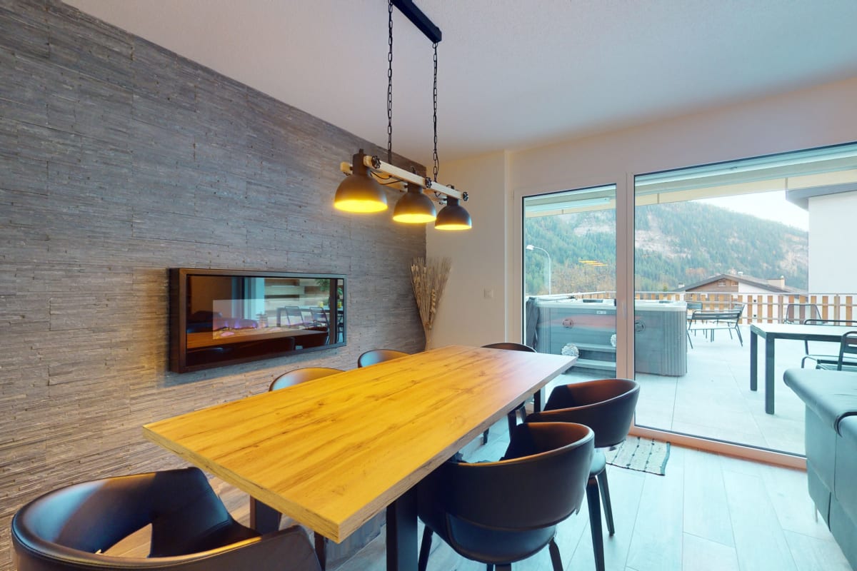 Moderner Wohn-Essbereich mit Terrasse und Bergblick