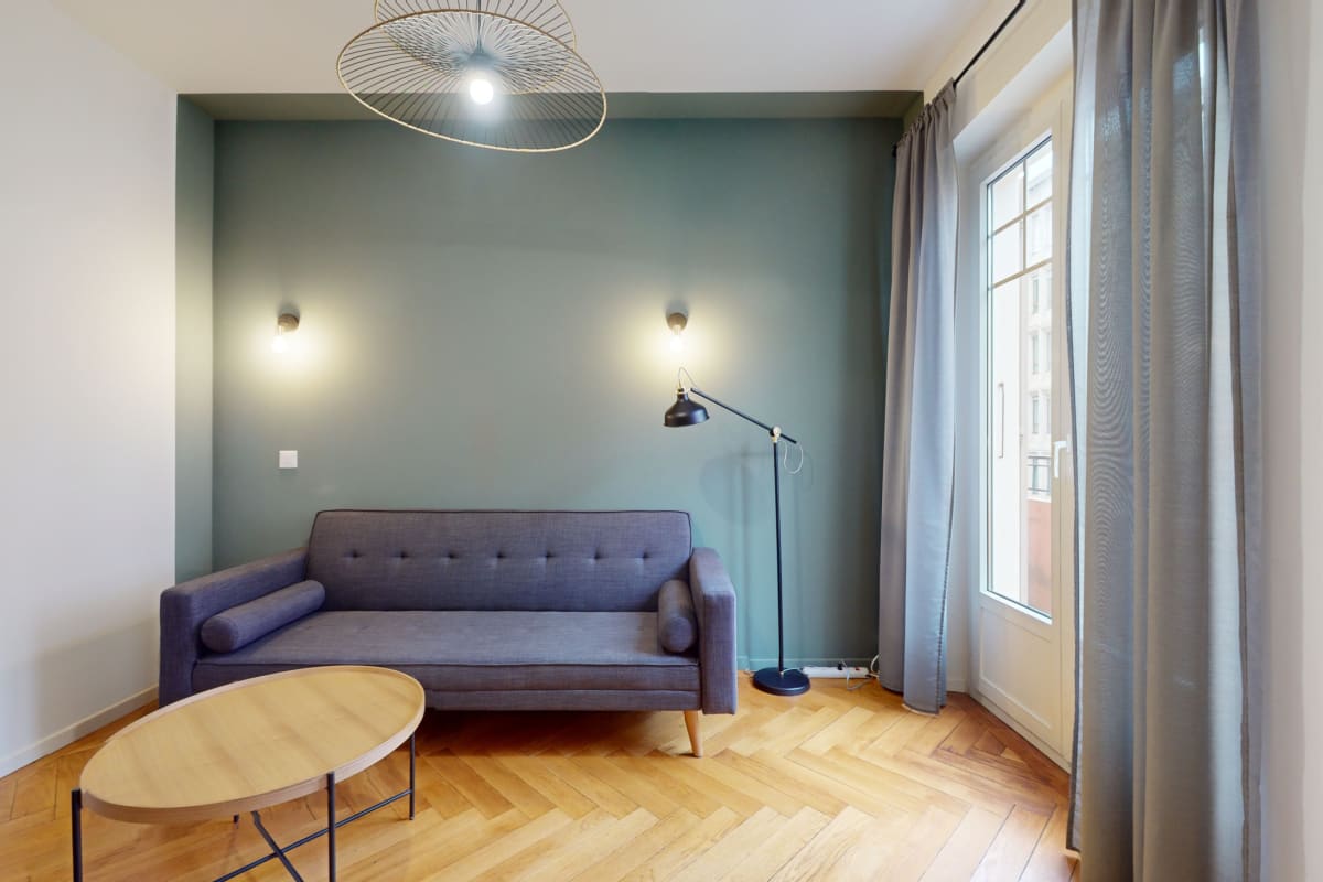 Helles Wohnzimmer mit Sofa und Fenster