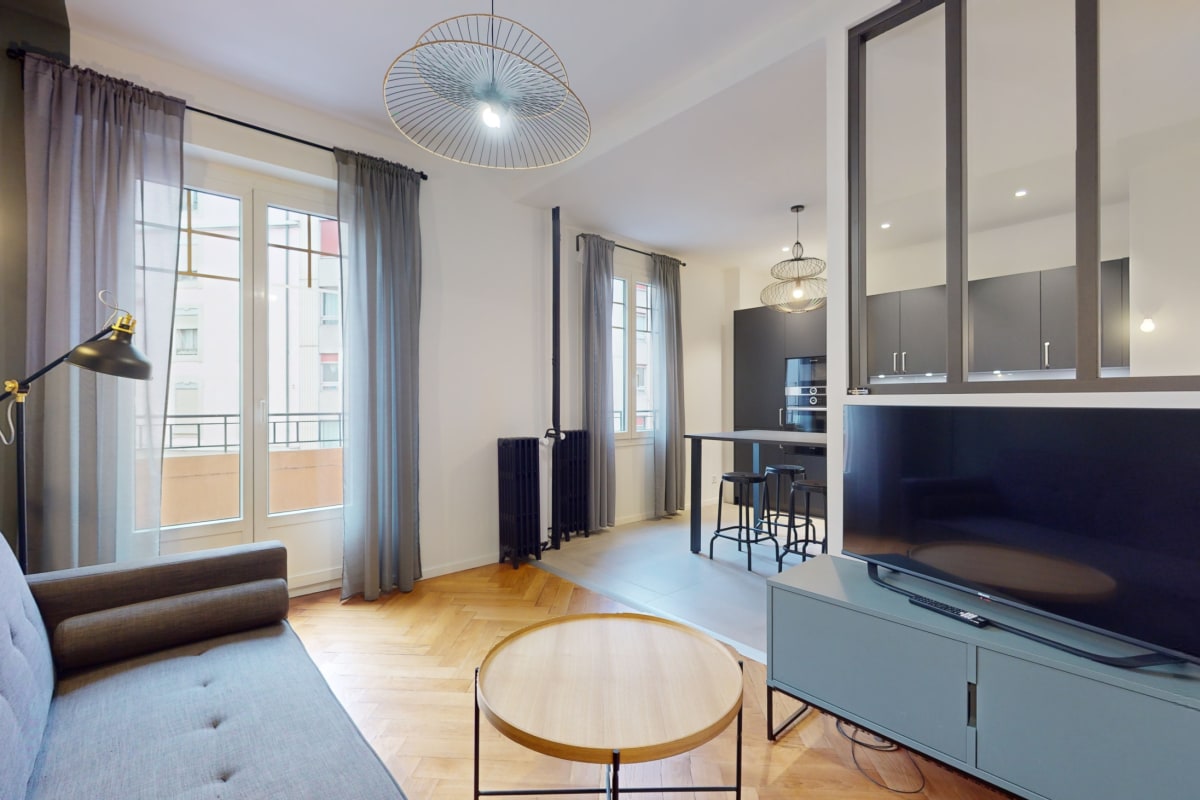 Offener Wohnraum mit Küche und Balkon