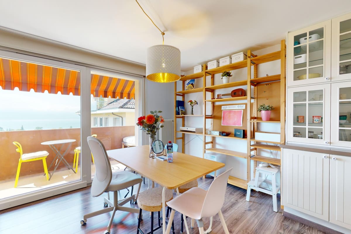 Esszimmer mit Balkonblick