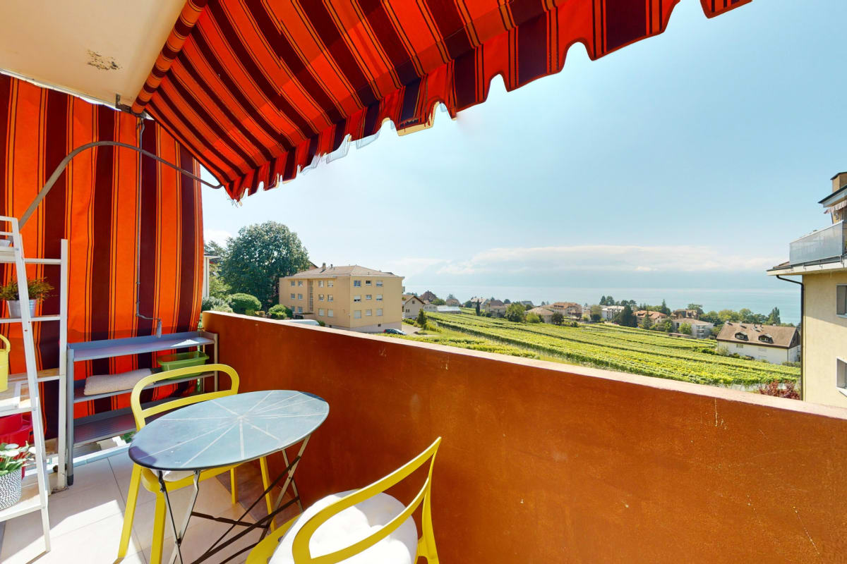 Überdachter Balkon mit Meerblick