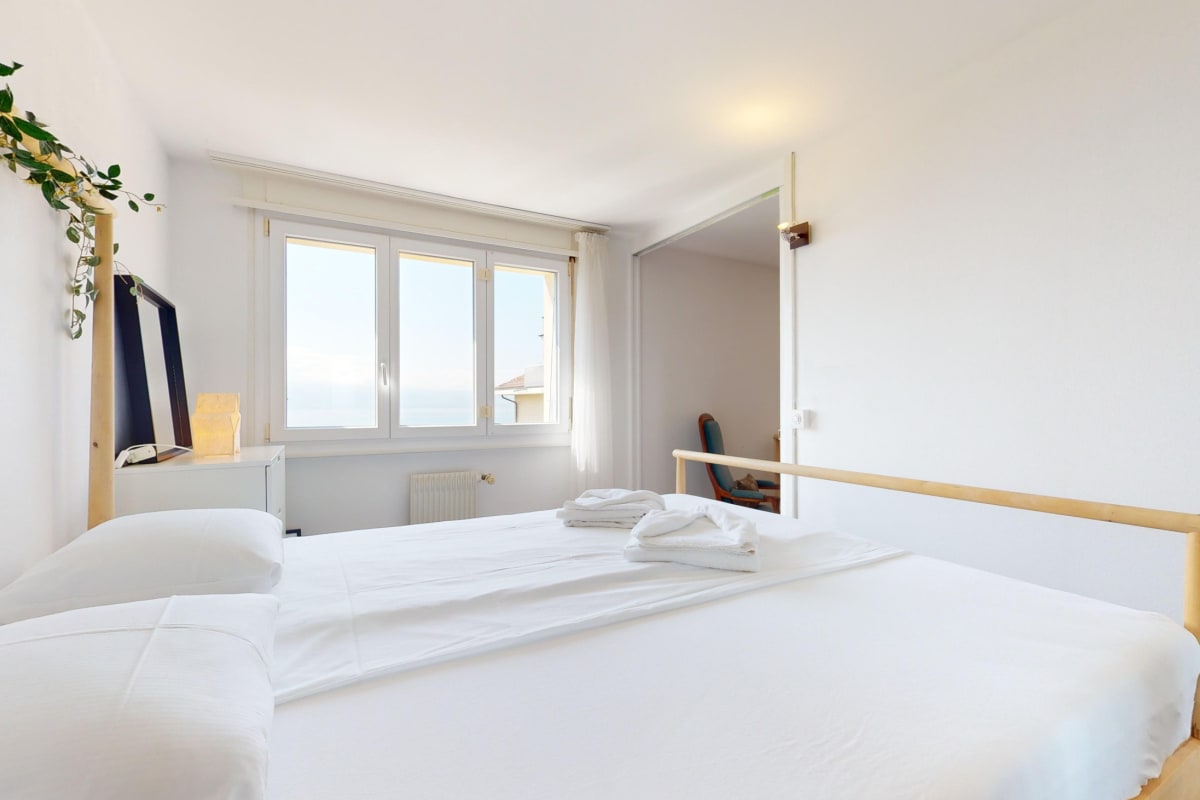Helles Schlafzimmer mit Meerblick