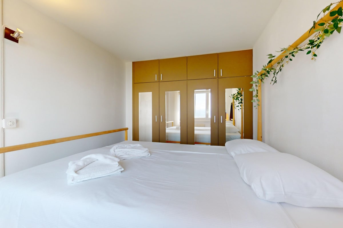 Helles Schlafzimmer mit Einbauschrank