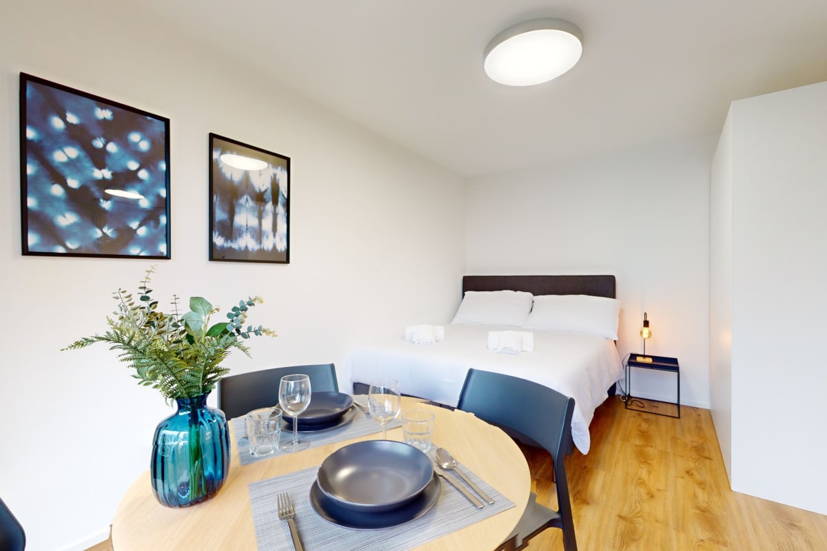 Kompaktes Schlafzimmer mit Essplatz