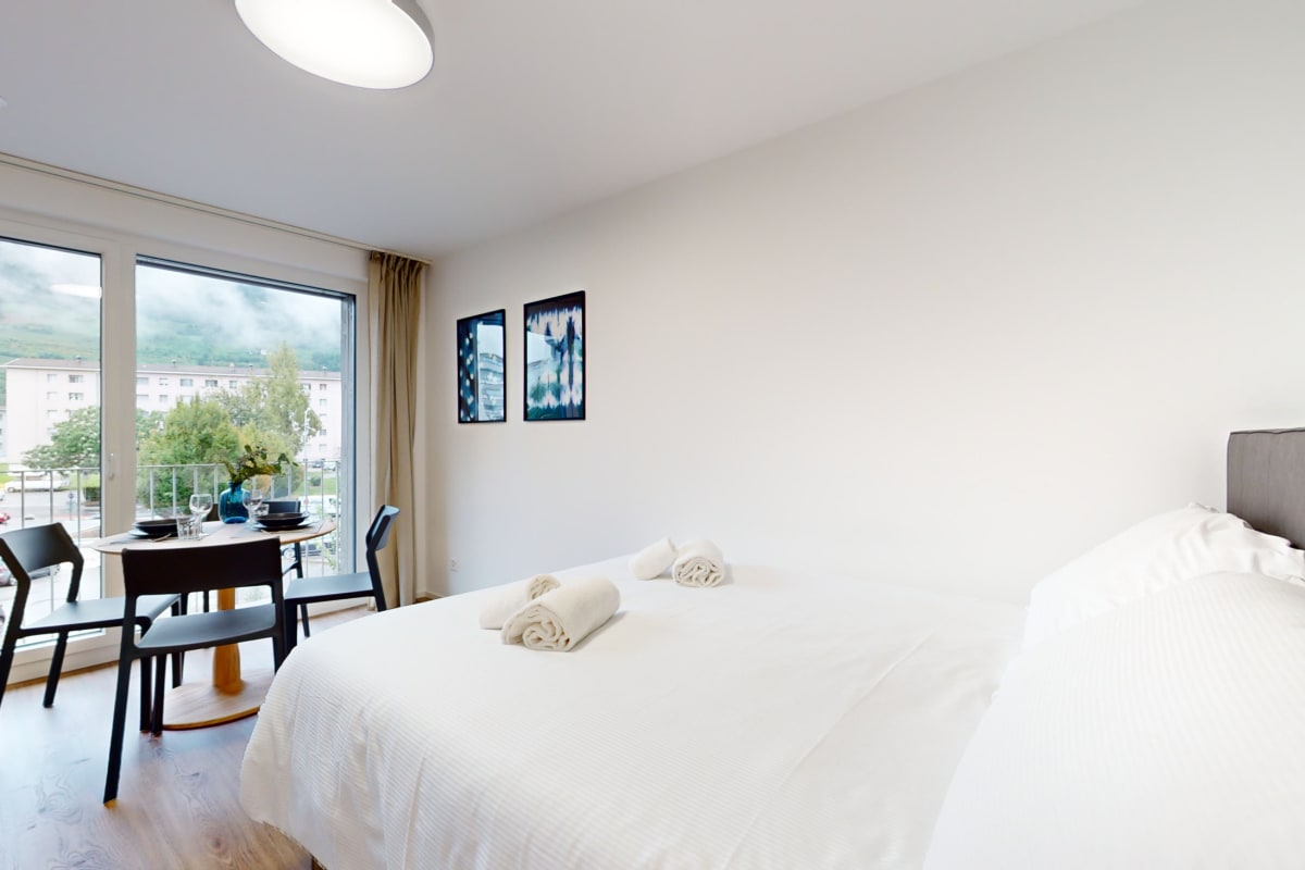 Helles Schlafzimmer mit Balkon und Ausblick