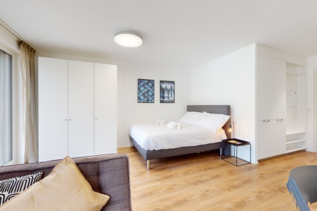 Helles Schlafzimmer mit Stauraum