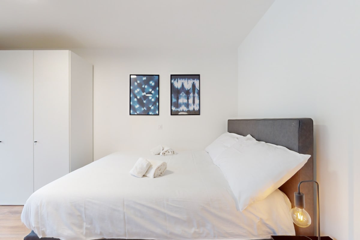 Modernes Schlafzimmer mit weißem Interieur