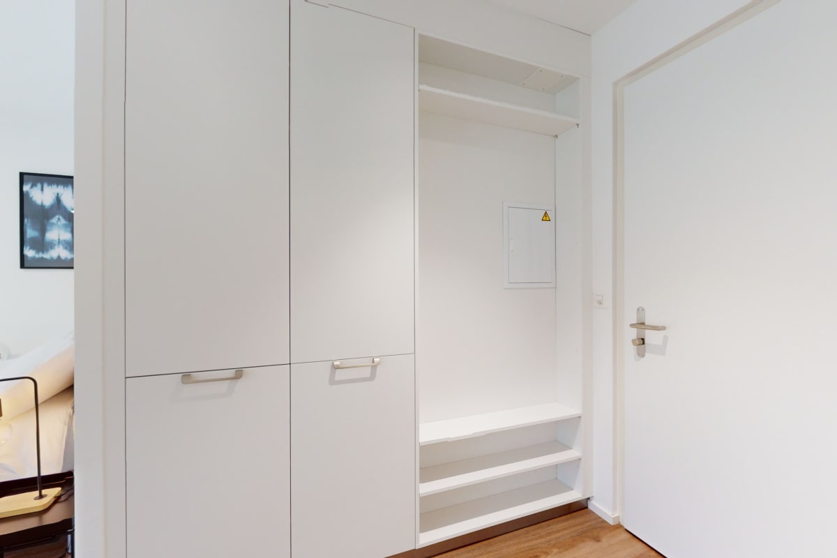 Schlichte Einbauschrank-Nische mit Tür und Regalen
