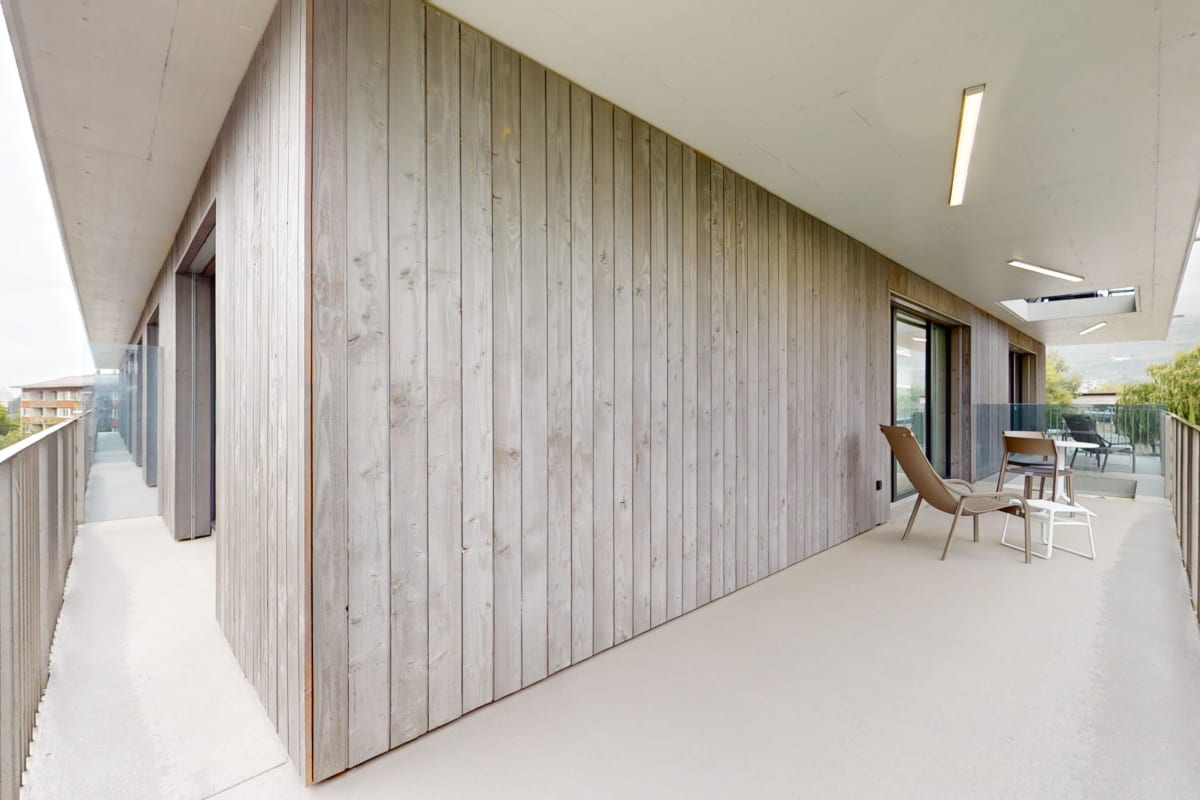 Balkon mit Holzverkleidung