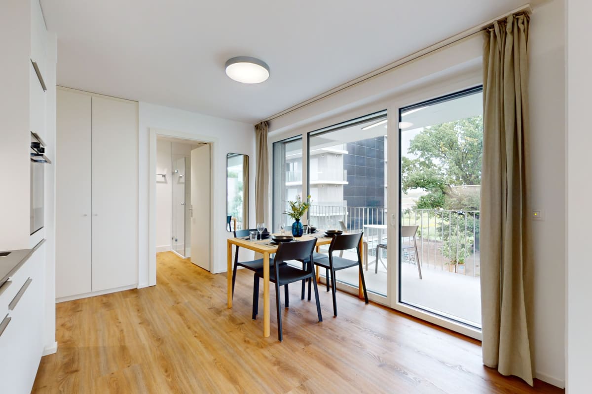 Hell möbliertes Wohn-/Esszimmer mit Balkon