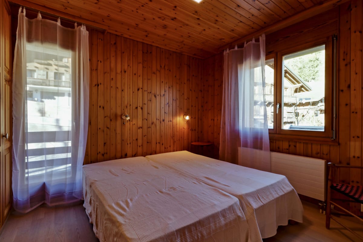 Holzvertäuschtes Schlafzimmer mit Doppelbett