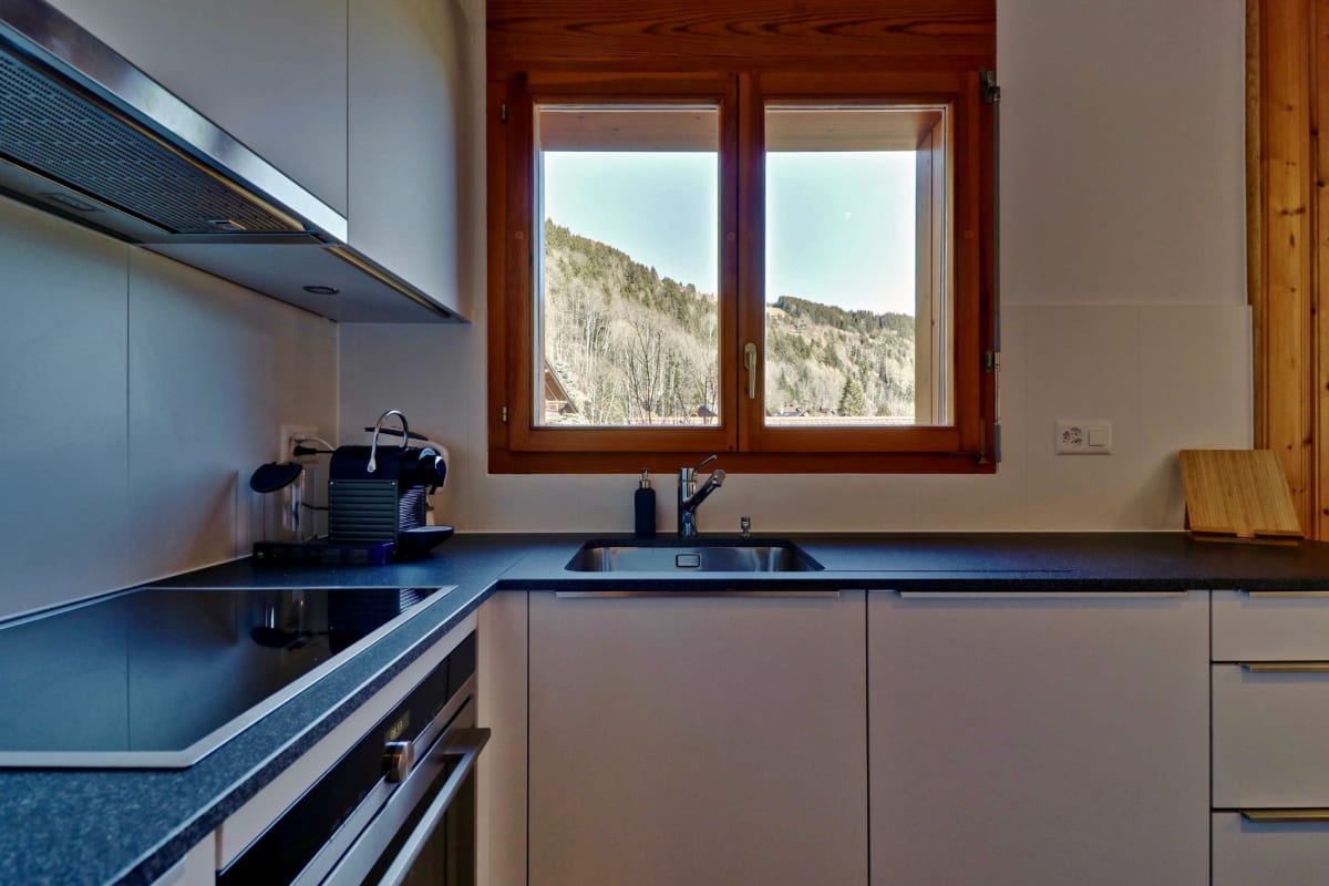Moderne Küche mit Bergblick