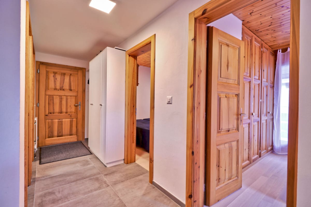 Heller Flur mit Holztüren