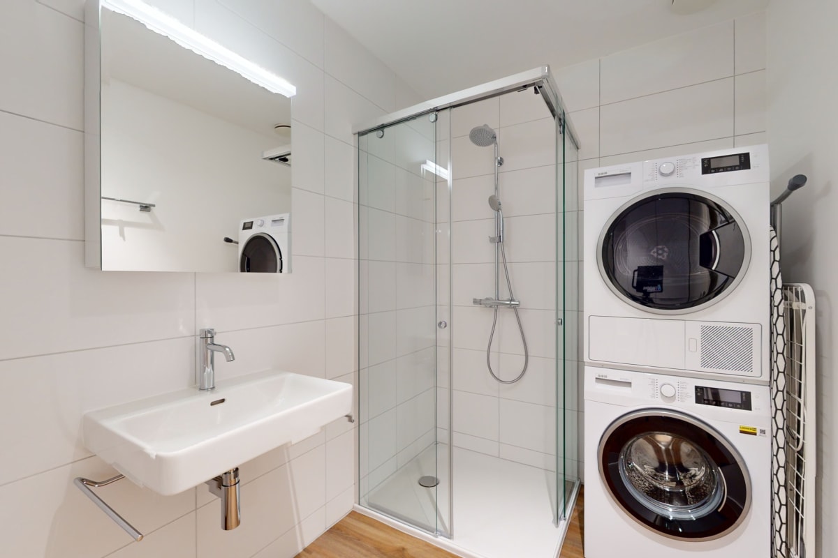 Waschraum mit Dusche und Waschtisch