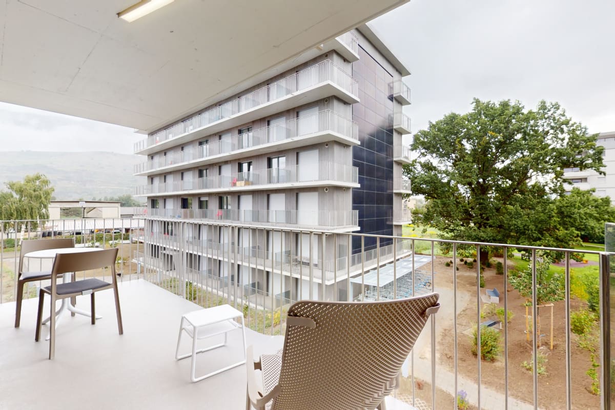 Balkon mit Blick auf modernes Mehrfamilienhaus