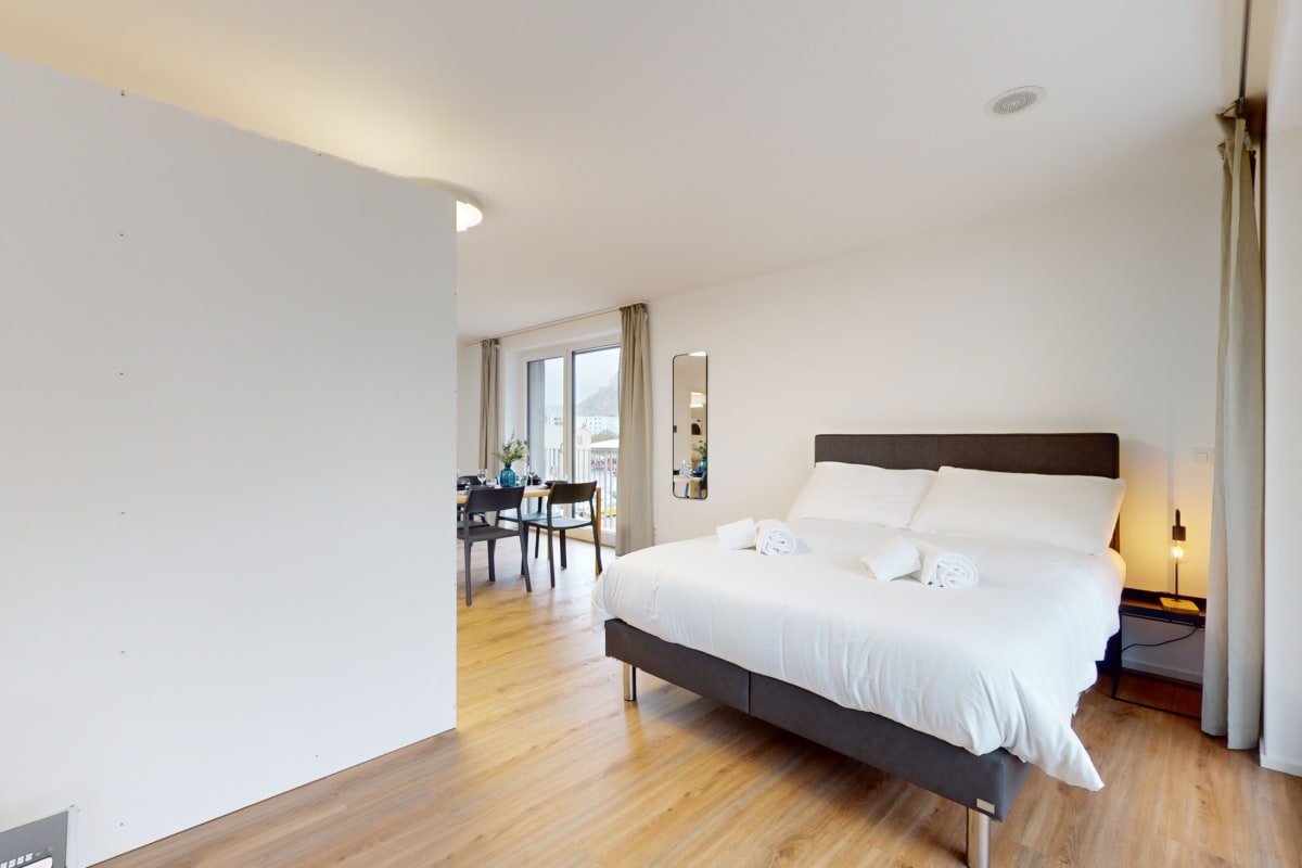 Schlafzimmer mit angrenzendem Essbereich