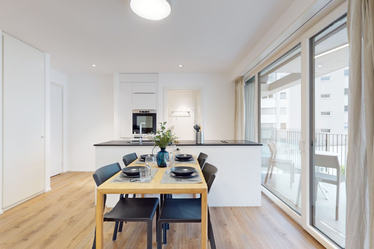 Offener Wohn-Essbereich mit Küche und Balkon