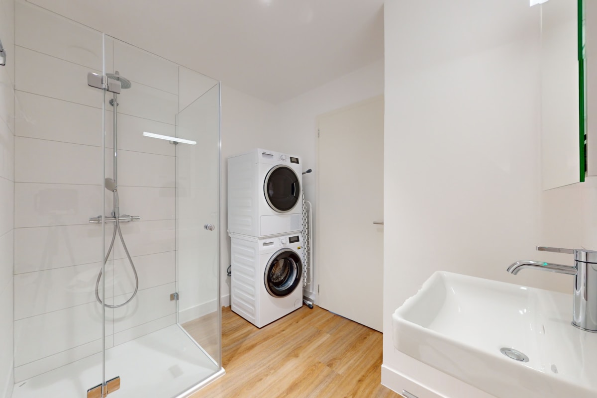 Modernes Badezimmer mit Dusche und Waschtisch