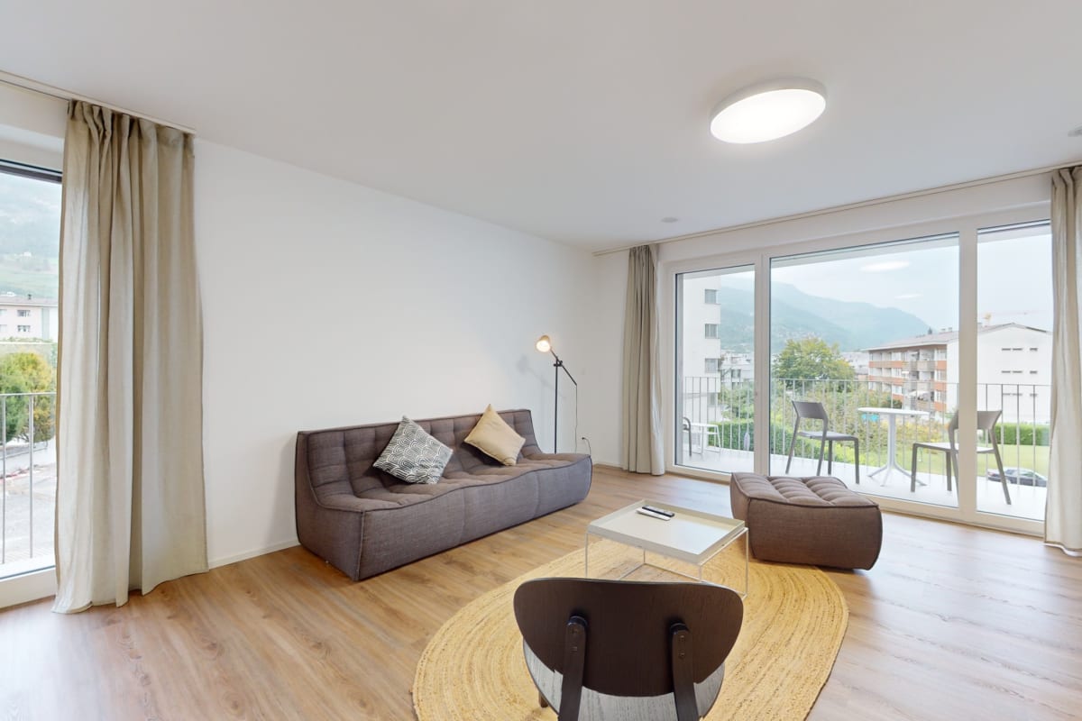 Helles Wohnzimmer mit Balkonblick