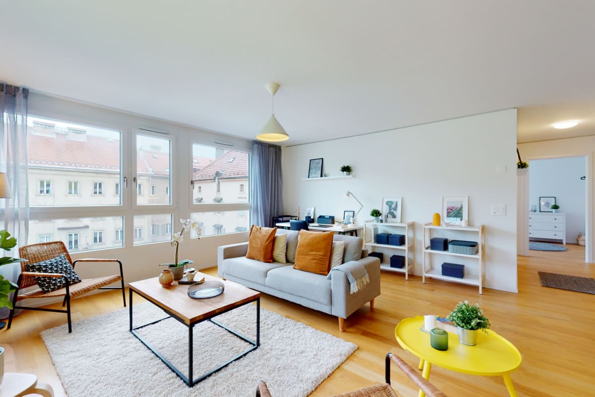 Helles, modern eingerichtetes Wohnzimmer mit Stadtblick