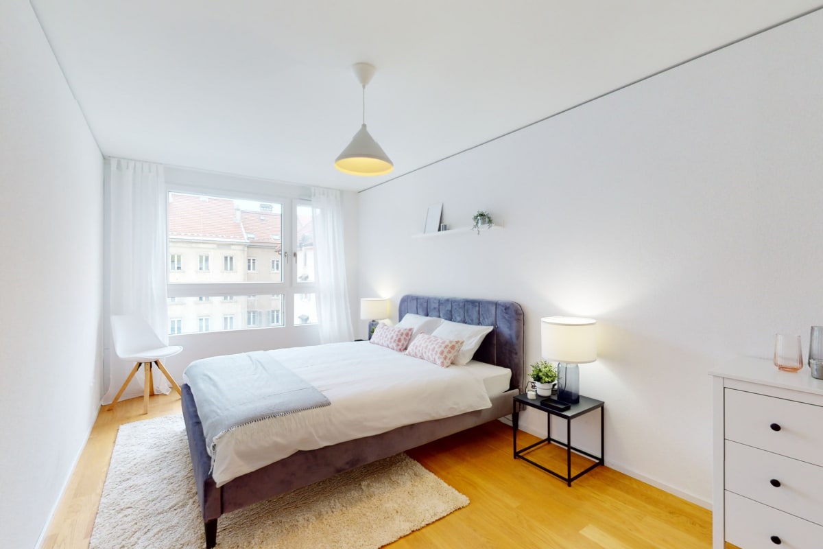 Helles Schlafzimmer mit großer Fensterfront