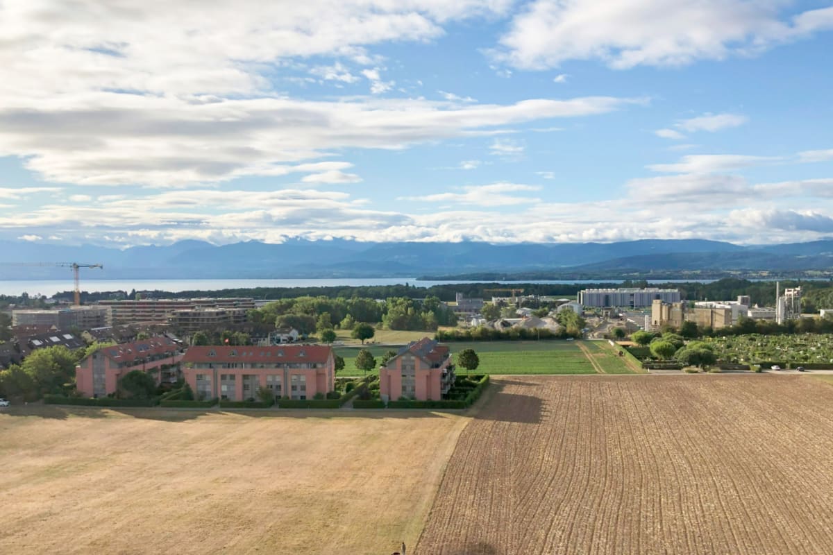 Panoramablick über Landschaft und See