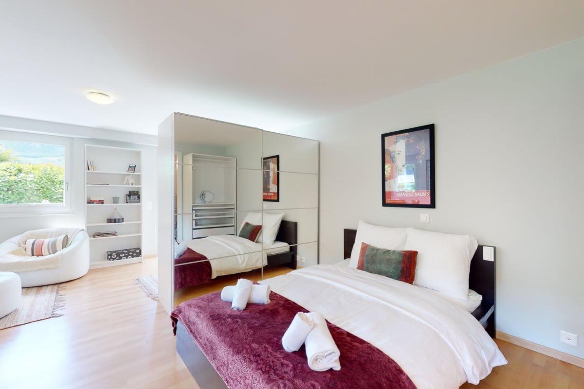 Helles Schlafzimmer mit Wohnbereich