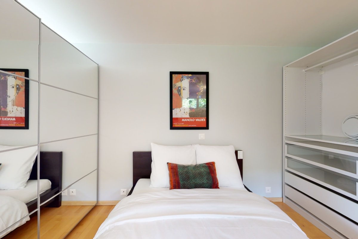 Helles Schlafzimmer mit Einbauschrank
