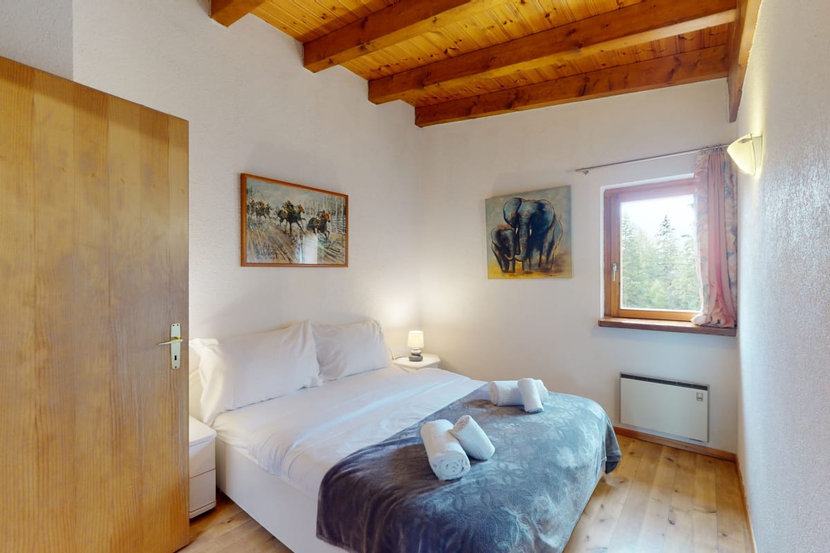 Gemütliches Schlafzimmer mit Holzbalkendecke