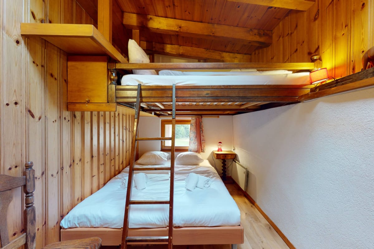Kleines Schlafzimmer mit Hochbett und Holzausstattung