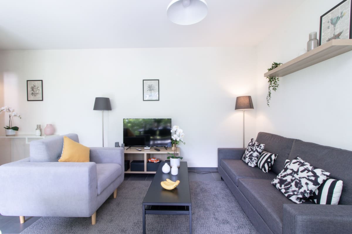 Helles, modern eingerichtetes Wohnzimmer