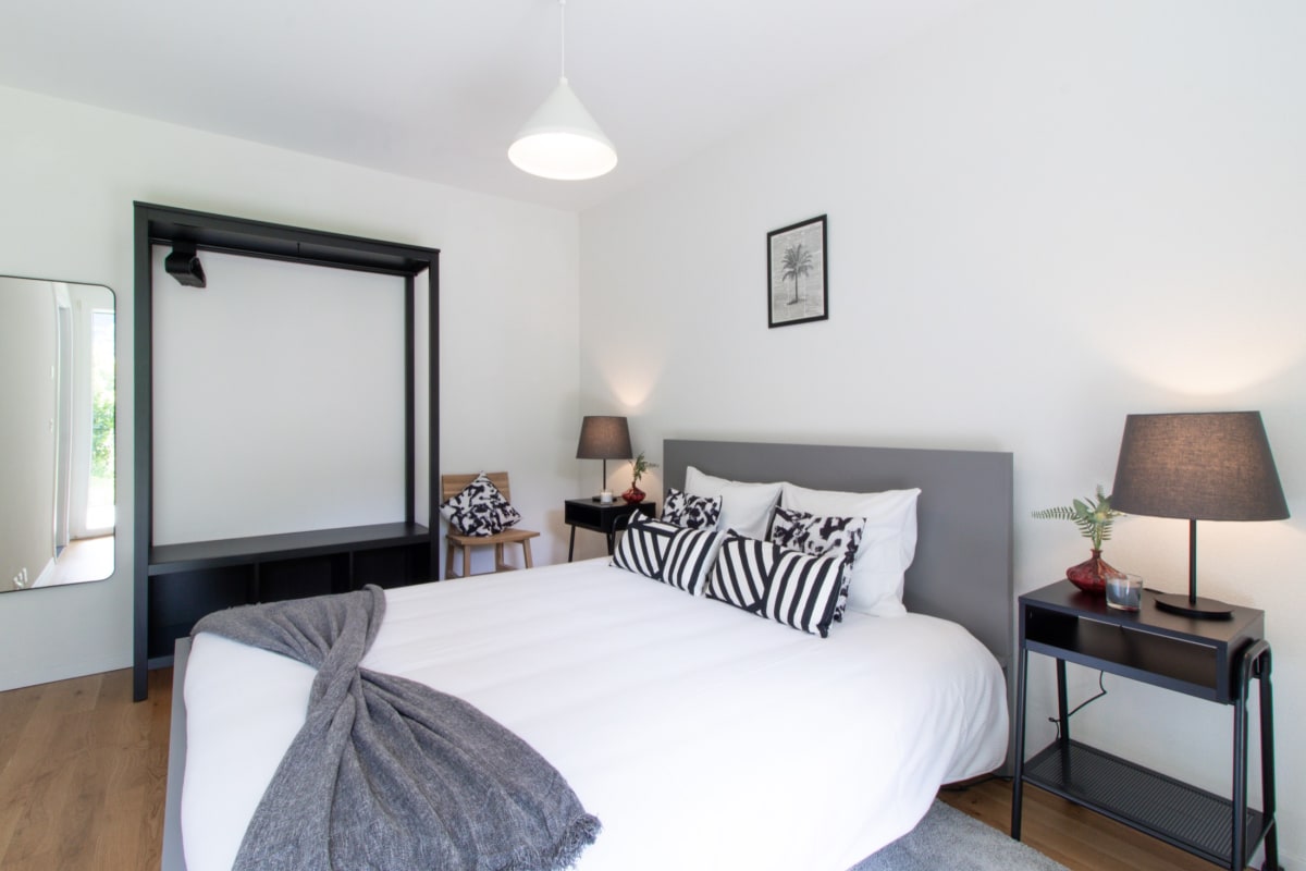 Helles Schlafzimmer mit minimalistischer Einrichtung