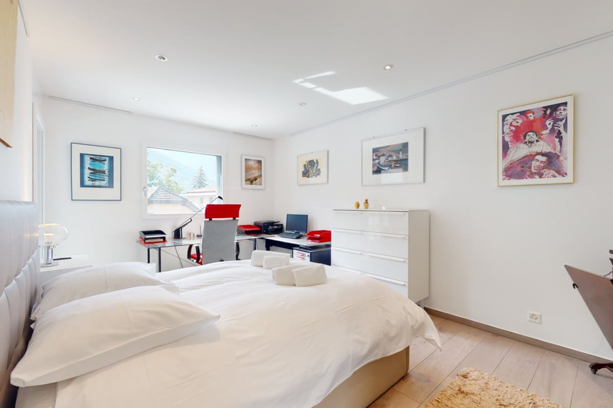 Helles Schlafzimmer mit Arbeitsbereich
