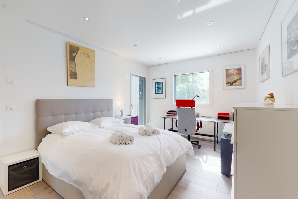 Helles Schlafzimmer mit Arbeitsbereich