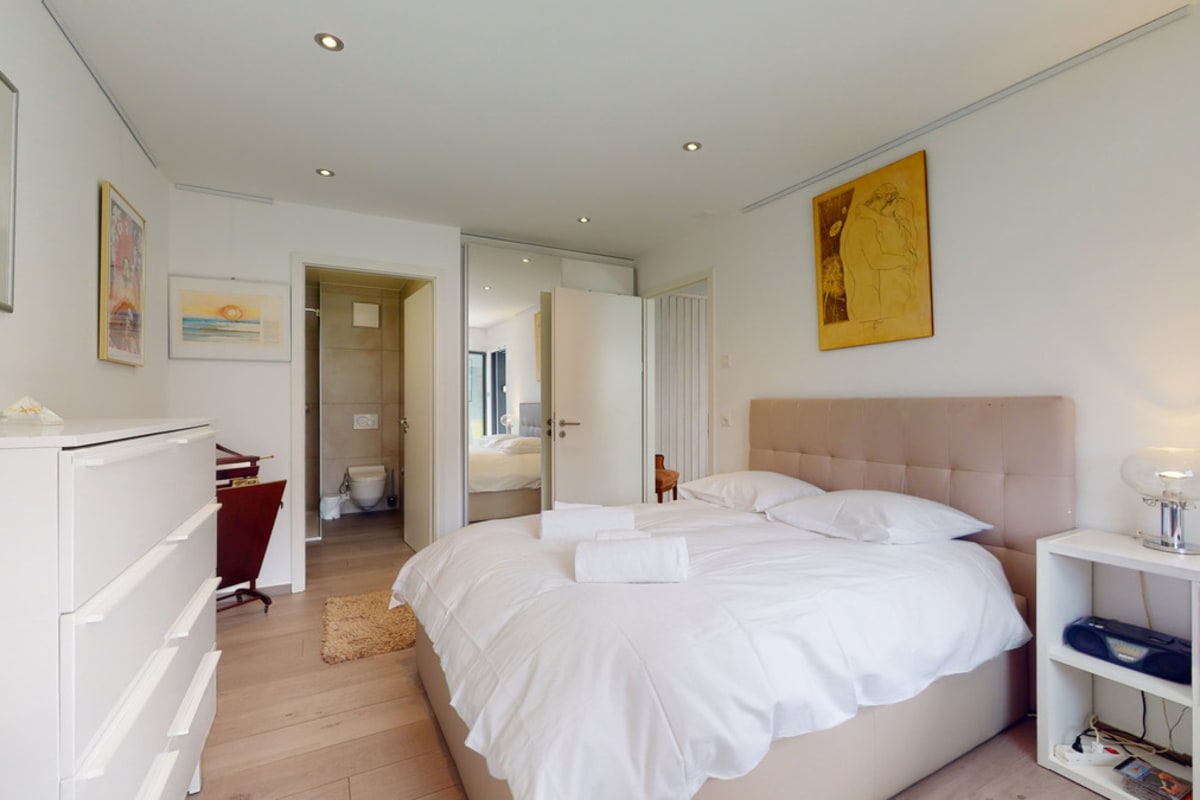 Helles Schlafzimmer mit angrenzendem Bad