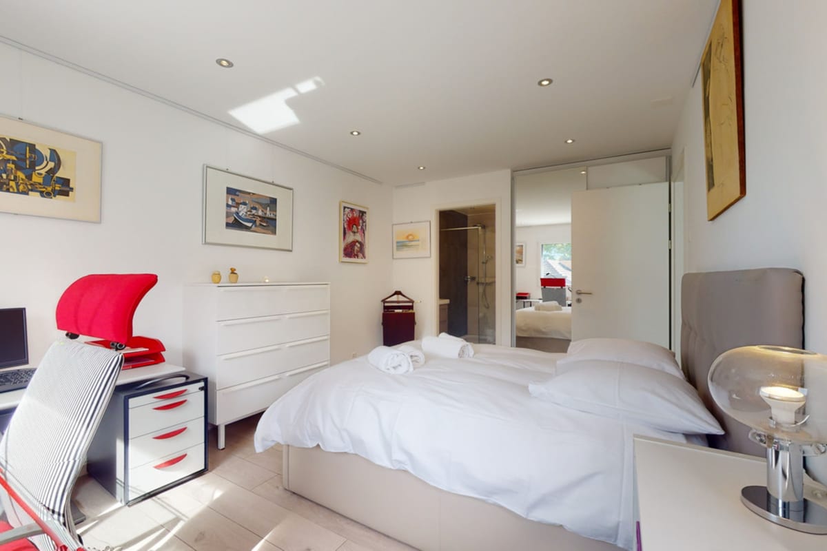 Helles Schlafzimmer mit moderner Einrichtung