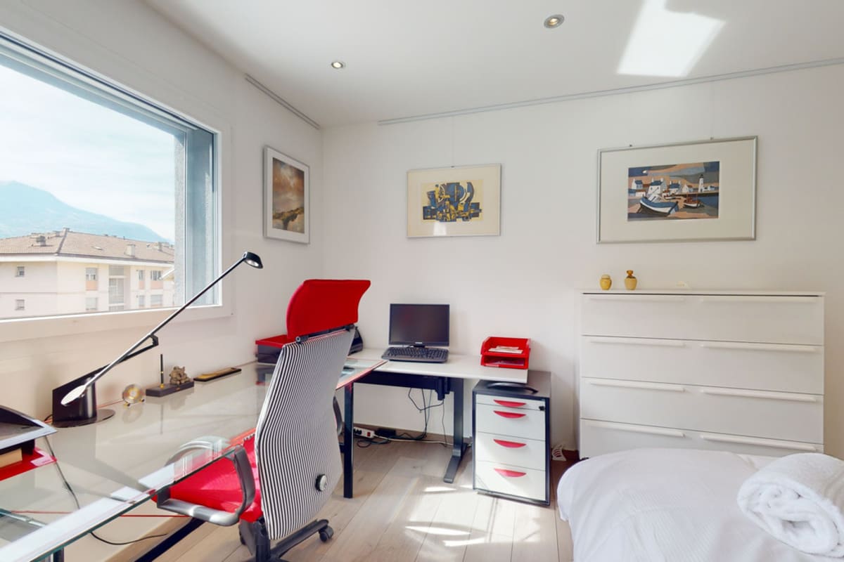 Helles Schlafzimmer mit Arbeitsbereich