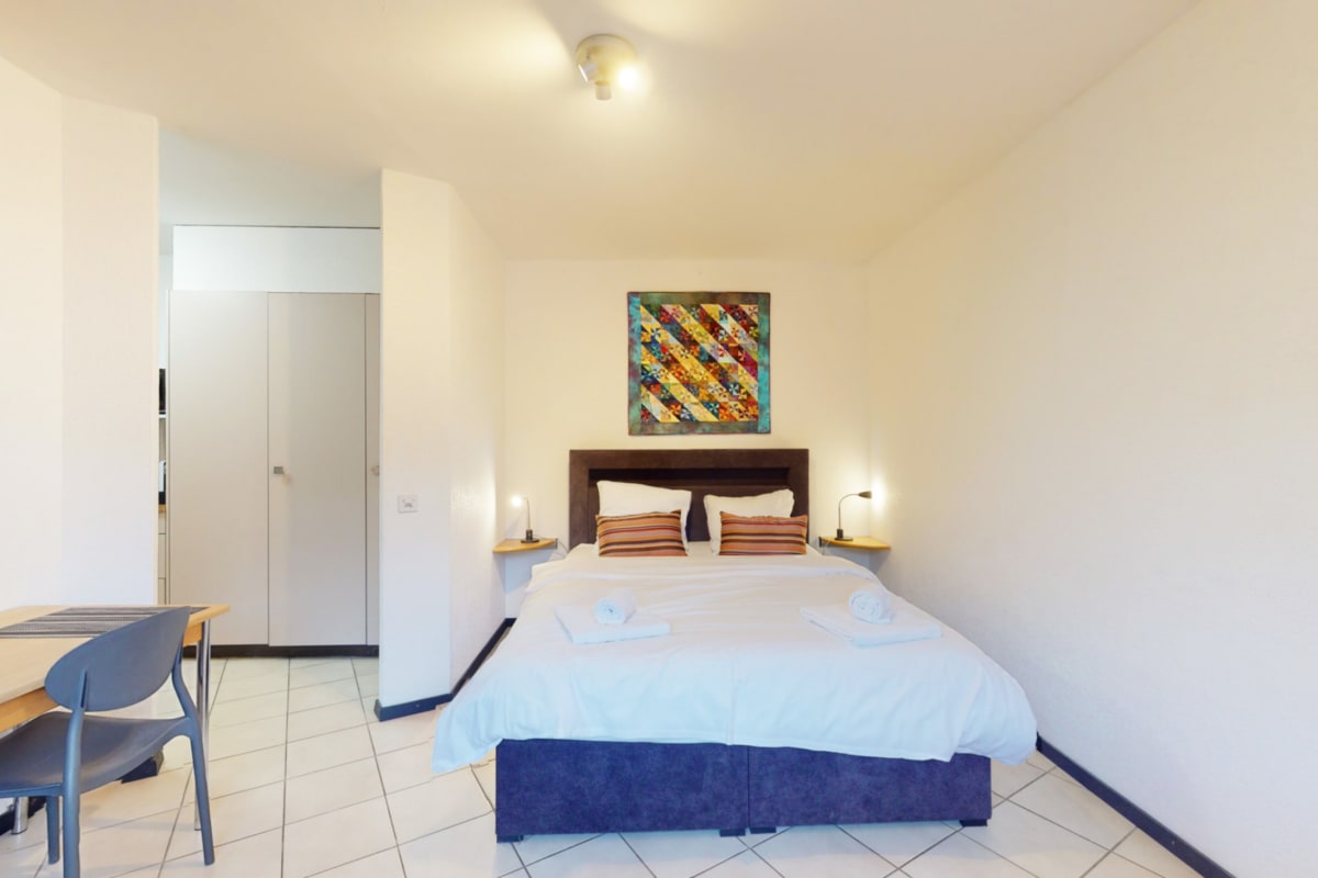 Helles Schlafzimmer mit Arbeitsbereich