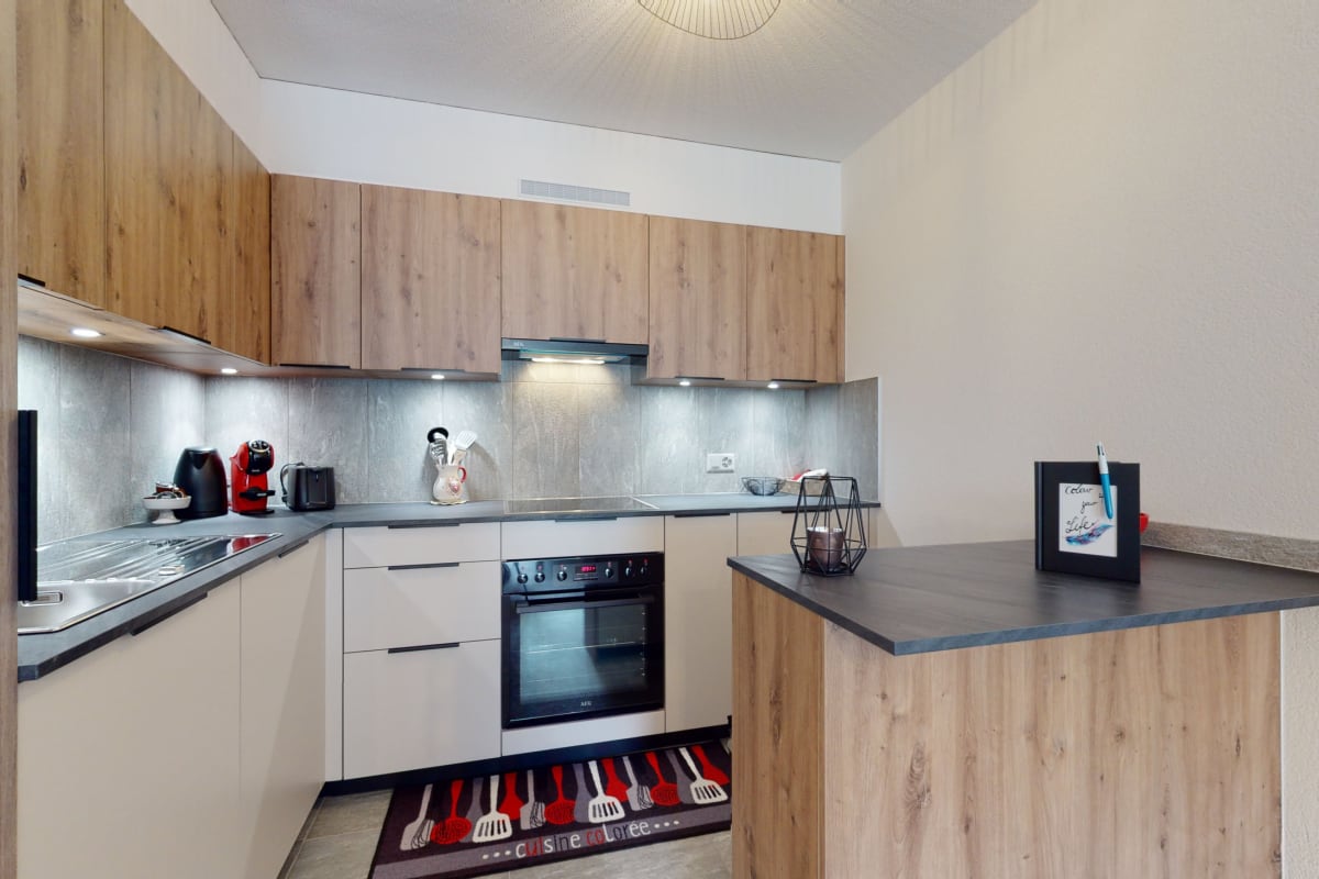 Moderne offene Küche mit Holzoptik