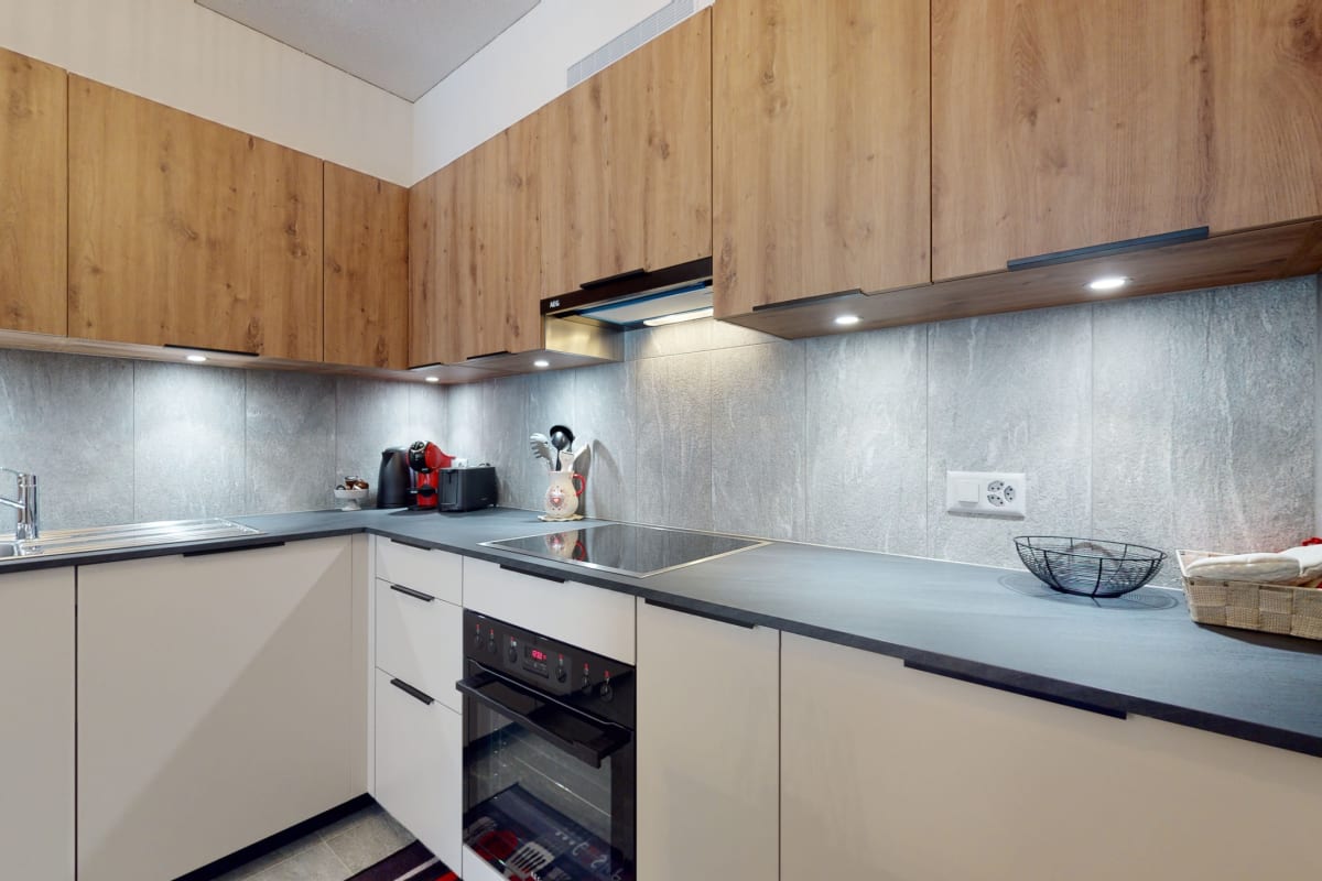 Moderne Einbauküche mit Holzfronten