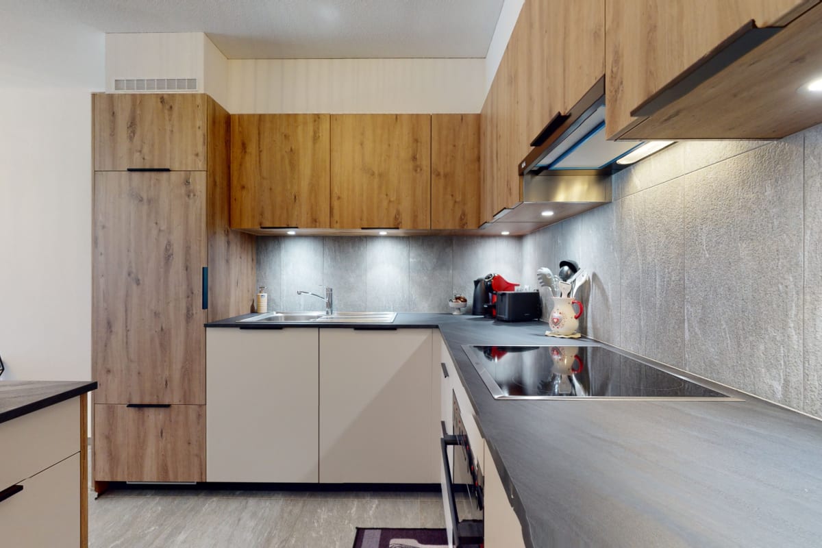 Moderne Küche mit Holzfronten