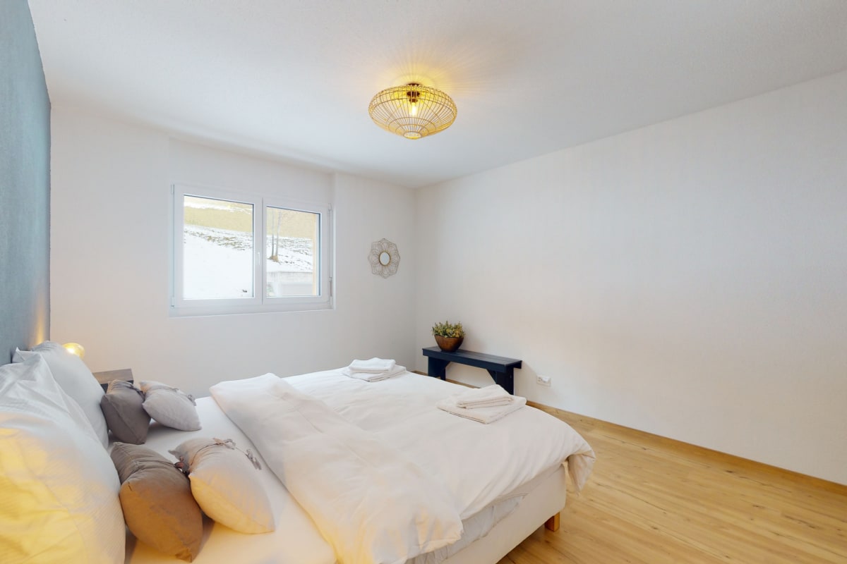 Helles Schlafzimmer mit schlichtem Interieur