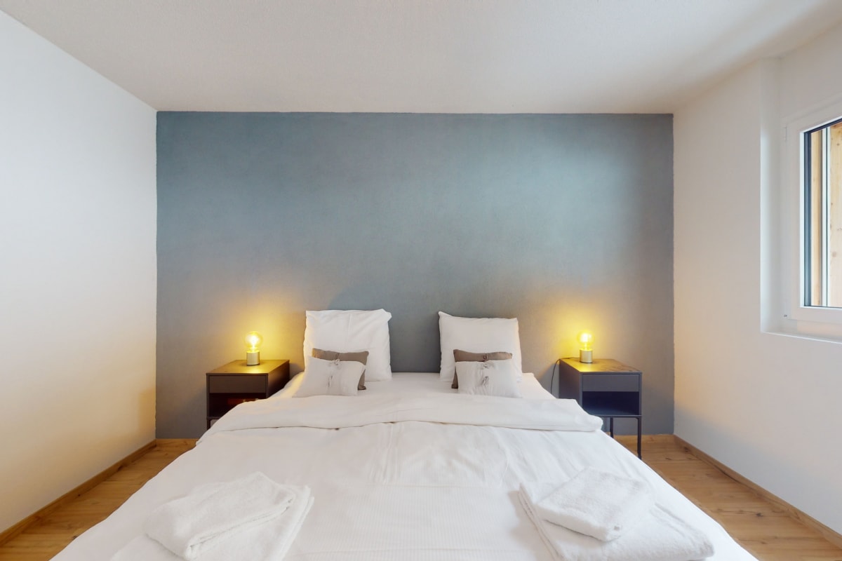 Modernes Schlafzimmer mit Doppelbett