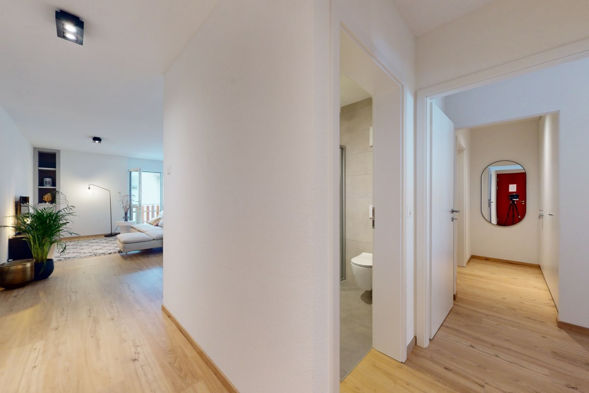 Heller Wohnungsflur mit Blick in den Wohnbereich