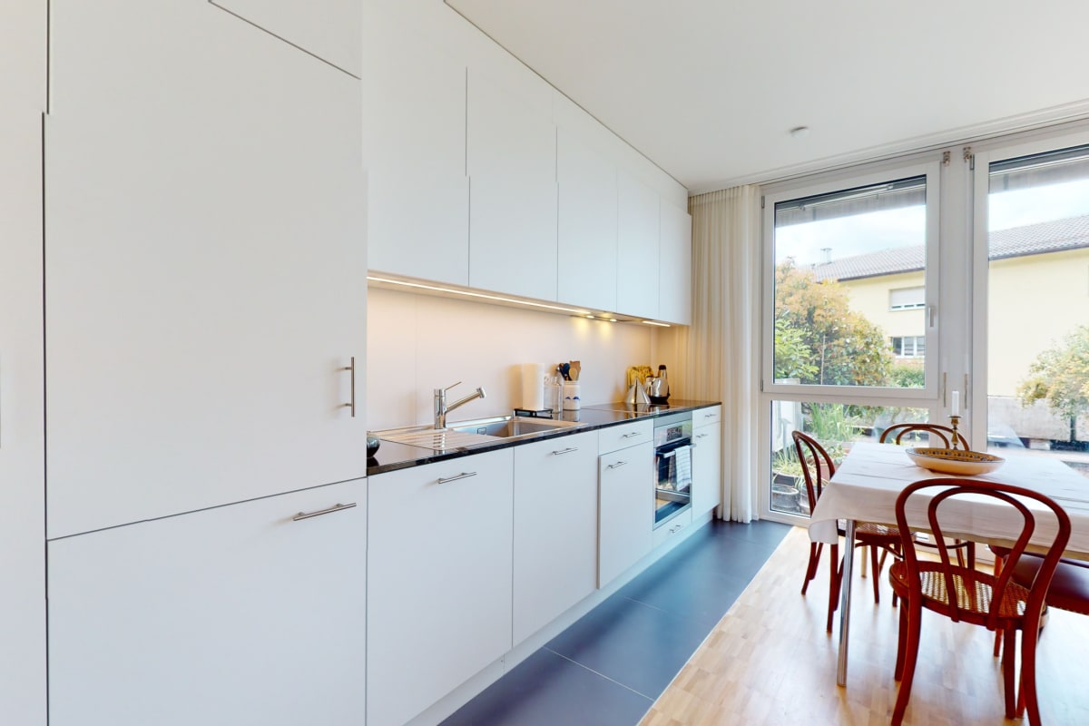 Moderne Wohnküche mit Essplatz am Fenster
