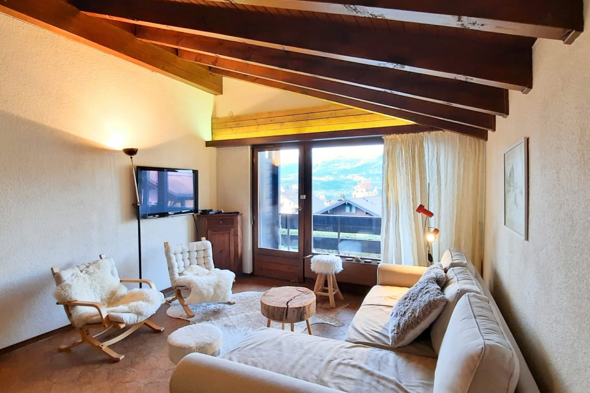 Gemütliches Wohnzimmer mit Blick ins Freie