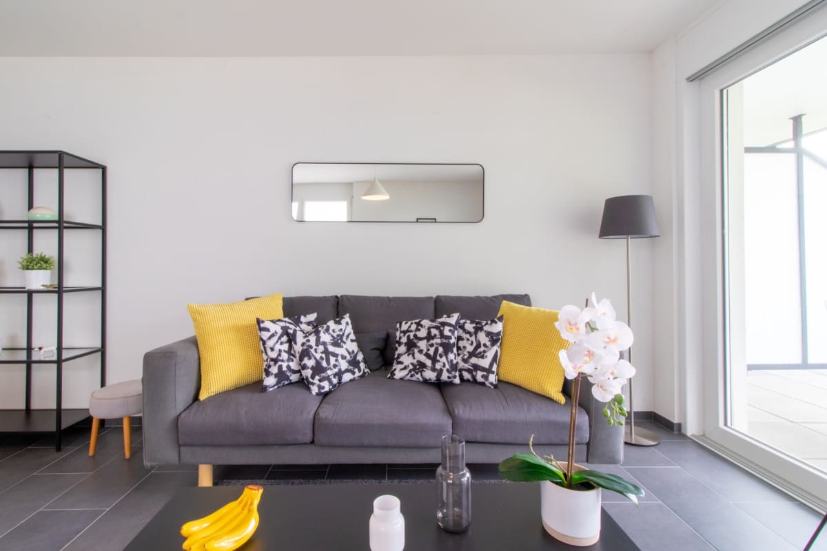Modernes Wohnzimmer mit grauem Sofa