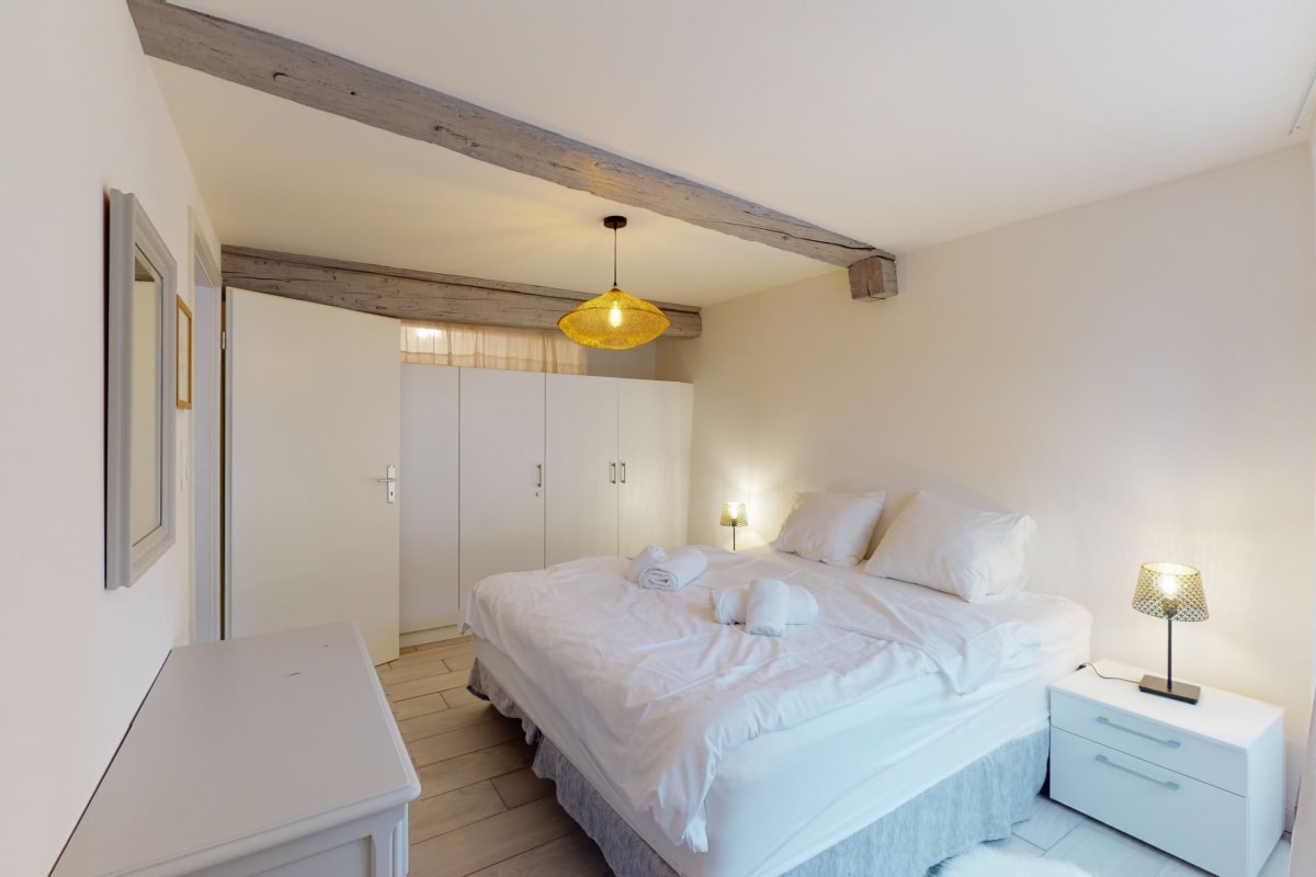 Helles Schlafzimmer mit rustikalen Deckenbalken