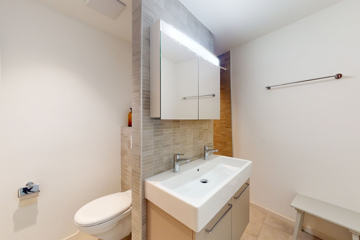 Modernes Badezimmer mit Doppelwaschbecken