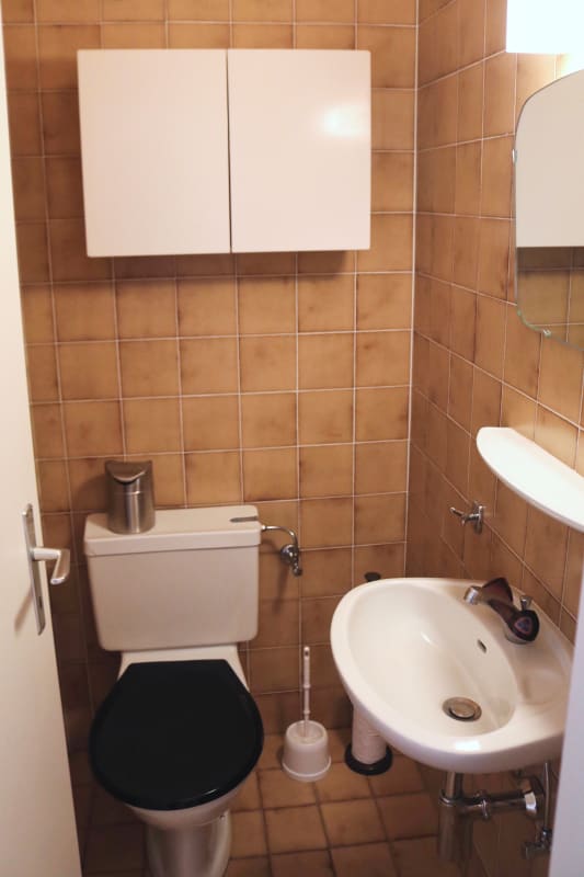 Kleines Gäste-WC mit Wand-WC und Handwaschbecken
